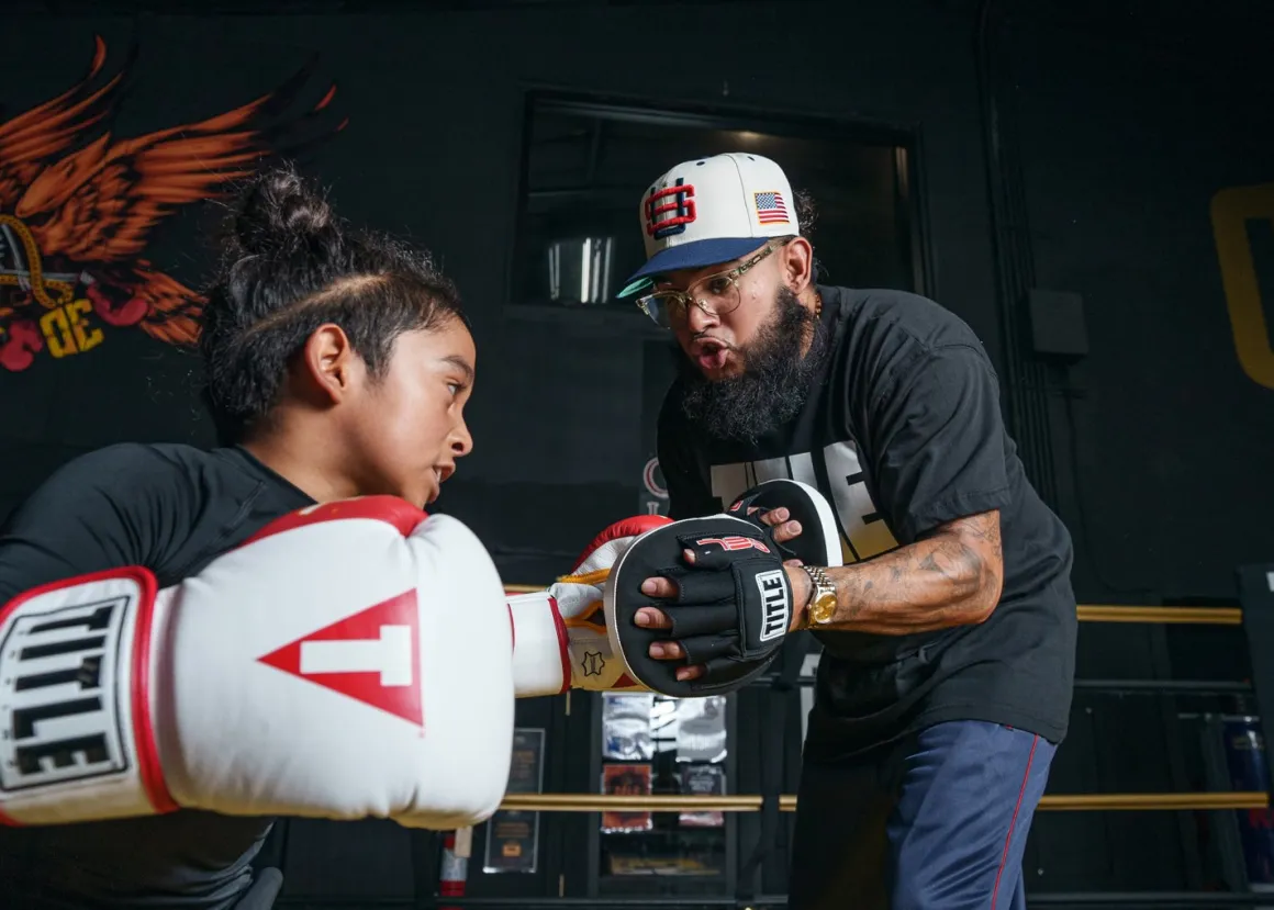 TITLE GEL Tech Punch Mitts 2.0