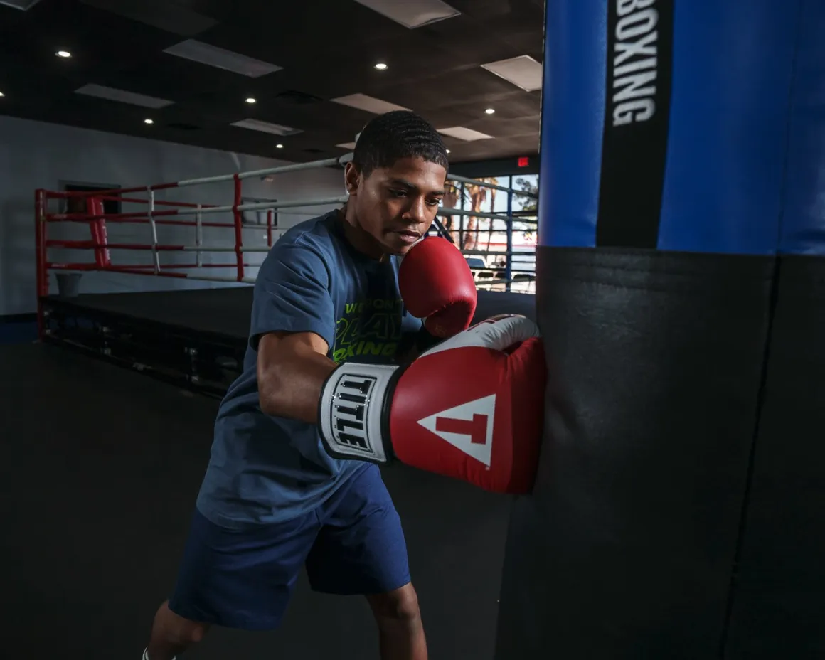 TITLE GEL World Elastic Training Gloves
