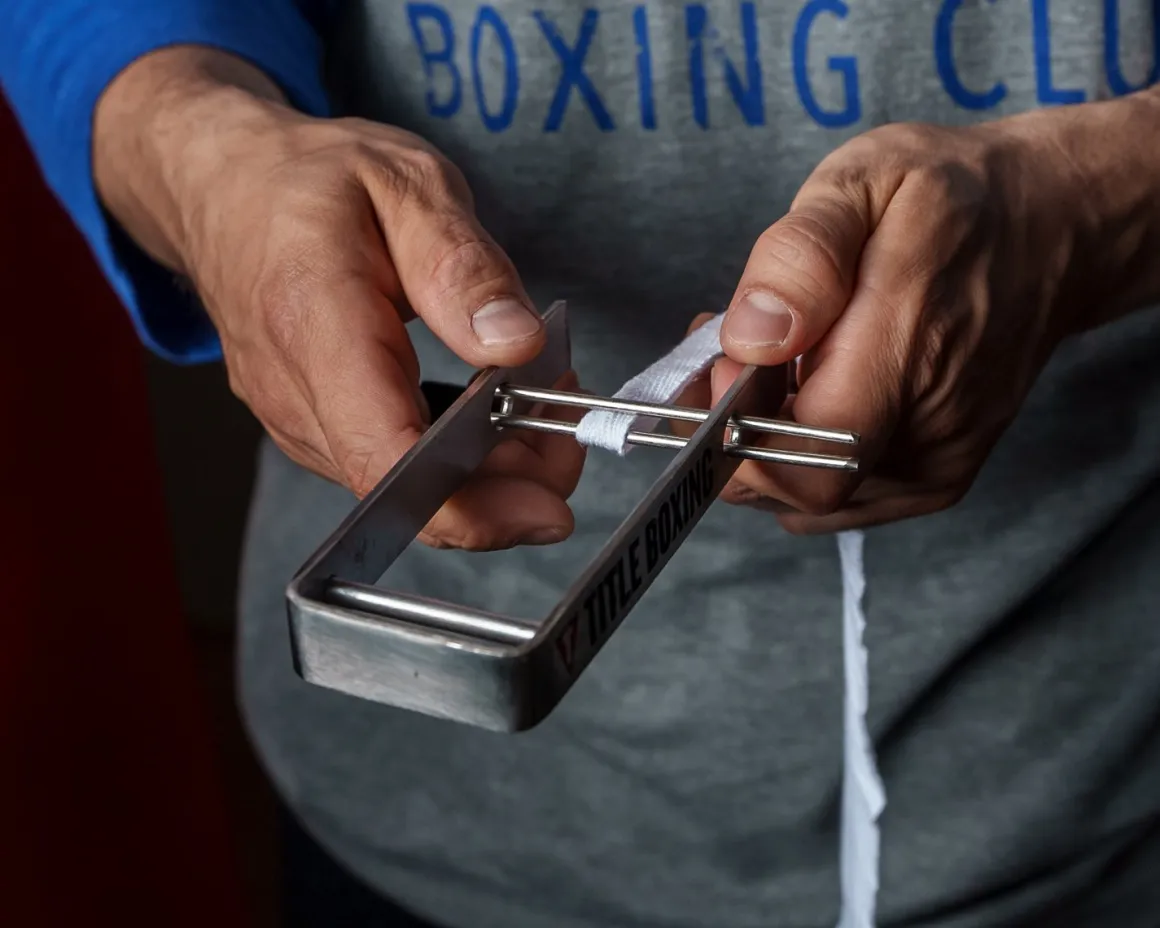 TITLE Portable Zip Hand Wrap Roller