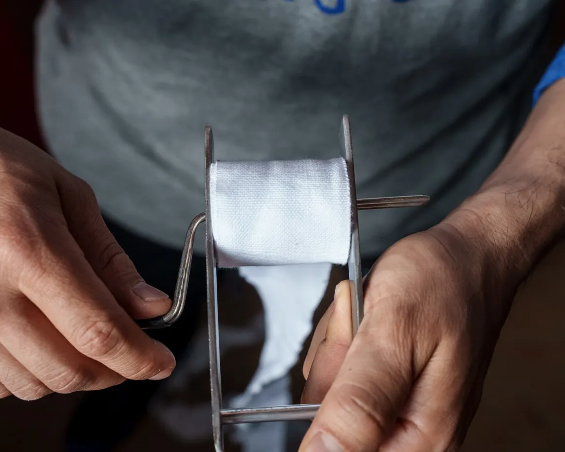 TITLE Portable Zip Hand Wrap Roller